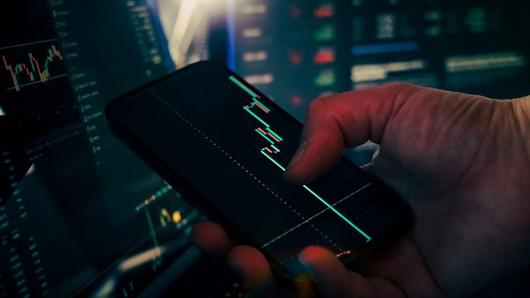 股票交易儀表板,顯示多種財務數據與圖表分析