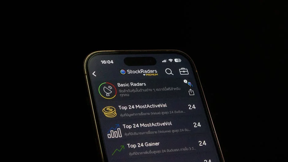 手機螢幕上顯示記帳APP的介面和圖表