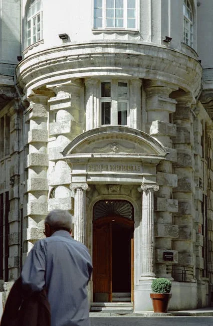 銀行大樓入口，代表銀行貸款和金融機構